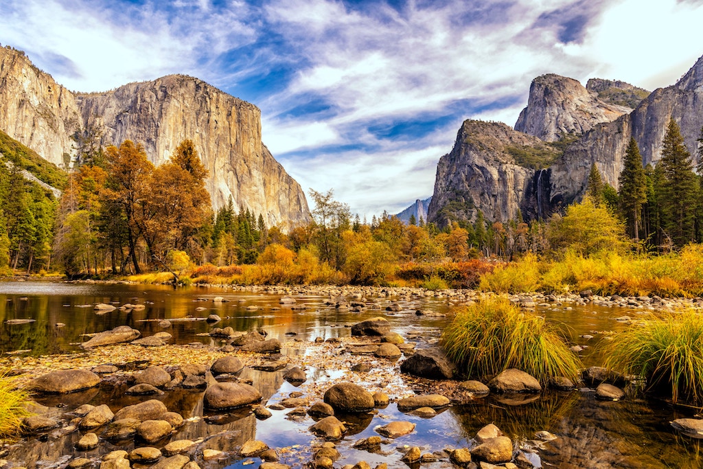 Yosemite National Park Cliffs and Lake